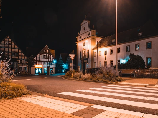 Ehemaliges Franziskanerkloster in Lügde bei Nacht Nächtliche Aufnahme des ehemaligen Franziskanerklosters in Lügde, beleuchtet mit Straßenlaterne.
