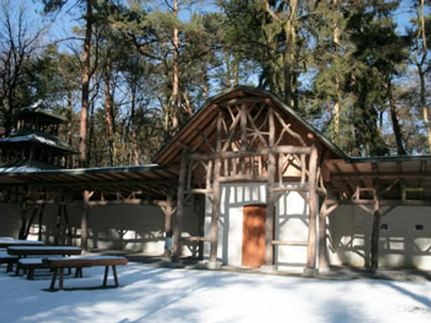 Liegehalle Bad Lippspringe Historische Holz-Liegehalle im Kurpark Bad Lippspringe, eingebettet in einen winterlichen Wald.