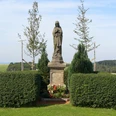 Madonnenstandbild in Paderborn-Dahl Madonnenstandbild auf einem Feld bei Paderborn-Dahl, umgeben von Bäumen und gepflegten Büschen.