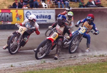 Spannende Motorrad-Sandbahnrennen im Emstalstadion des MSC Motorsportclubs Harsewinkel Drei Speedway-Fahrer in voller Schutzausrüstung rasen in einem engen Rennen auf einer Schotterstrecke.