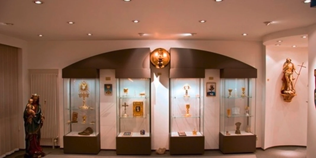 Ars Sacrale - Innenansicht Moderne Ausstellung religiöser Kunstobjekte mit Beleuchtung und Vitrinen im Ars Sacrale Museum.