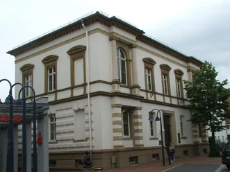Altes Amtsgericht Historisches Gebäude aus dem 19. Jahrhundert mit hoher Fassade, großen Fenstern und Sandsteinelementen.