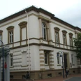 Altes Amtsgericht Historisches Gebäude aus dem 19. Jahrhundert mit hoher Fassade, großen Fenstern und Sandsteinelementen.