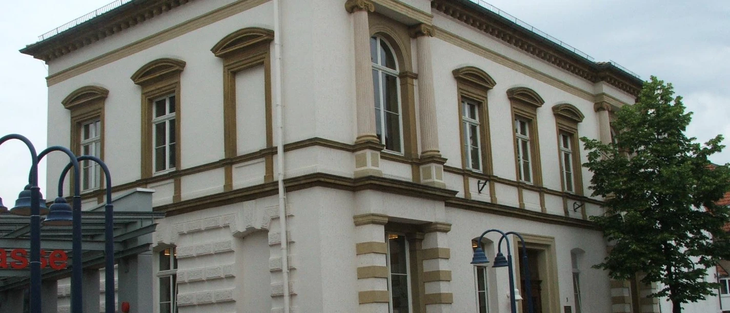 Altes Amtsgericht Historisches Gebäude aus dem 19. Jahrhundert mit hoher Fassade, großen Fenstern und Sandsteinelementen.