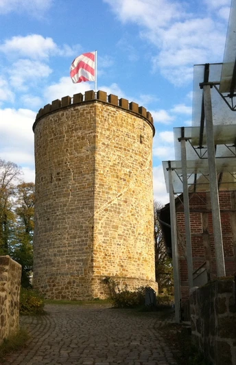 Burg Ravensberg - Wehrturm Der Bildblick zeigt den Wachturm der Ruine Waxenberg in Oberösterreich, gekrönt von einer Fahne.