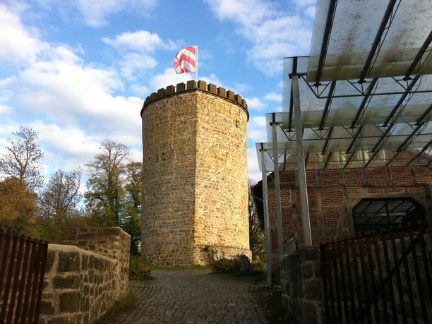 Burg Ravensberg - Wehrturm Der Bildblick zeigt den Wachturm der Ruine Waxenberg in Oberösterreich, gekrönt von einer Fahne.