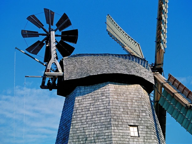 Windmühle Bierde Traditionelle Windmühle in Bierde mit hölzernen Flügeln und Schindeldach vor strahlend blauem Himmel.