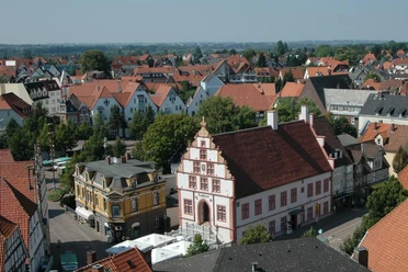 Historisches Rathaus Bad Salzuflen Historisches Rathaus mit prächtigem Giebel inmitten von roten Ziegeldächern in Bad Salzuflen.