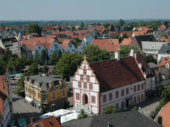 Historisches Rathaus Bad Salzuflen Historisches Rathaus mit prächtigem Giebel inmitten von roten Ziegeldächern in Bad Salzuflen.