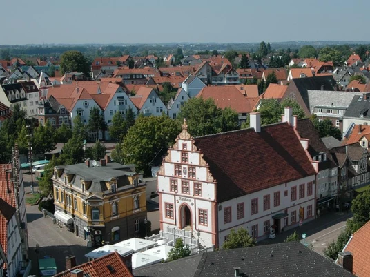 Historisches Rathaus Bad Salzuflen Historisches Rathaus mit prächtigem Giebel inmitten von roten Ziegeldächern in Bad Salzuflen.