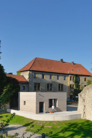 Sparrenburg Bielefeld Sicht auf die mittelalterliche Sparrenburg in Bielefeld, umgeben von Bäumen bei klarem Himmel.