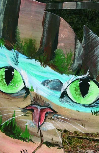 Katzen-Augen-Blicke Ein Gemälde einer Katze mit auffällig grünen Augen, umgeben von Naturmotiven, auf Holzhintergrund.