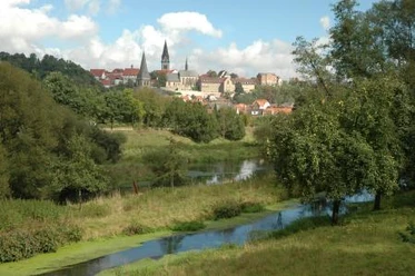 Südansicht von Warburg Blick auf die historische Stadt Warburg mit markanten Kirchtürmen und umgeben von grüner Natur.