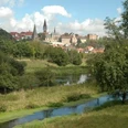 Südansicht von Warburg Blick auf die historische Stadt Warburg mit markanten Kirchtürmen und umgeben von grüner Natur.