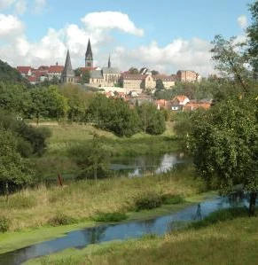 Südansicht von Warburg Blick auf die historische Stadt Warburg mit markanten Kirchtürmen und umgeben von grüner Natur.
