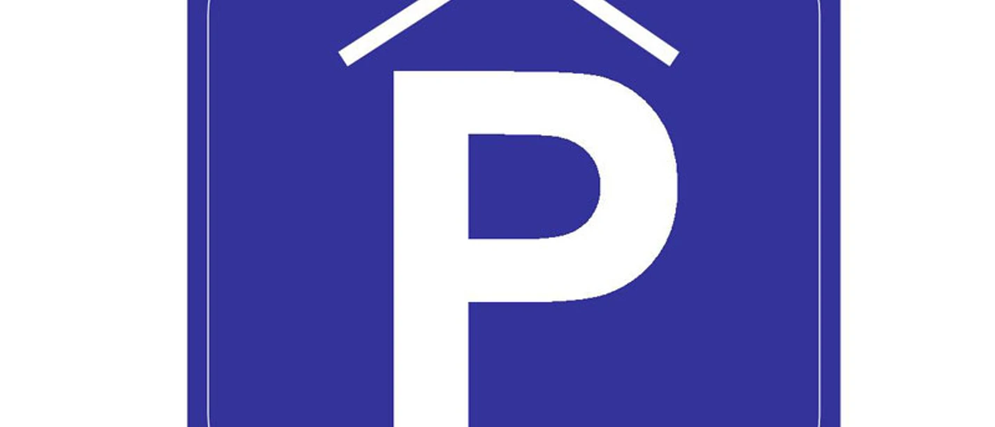 Weißes P auf blauem Grund mit Dach