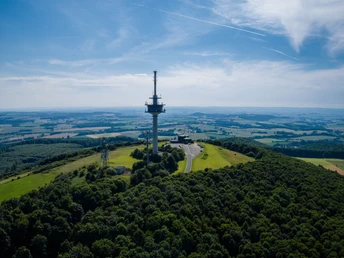 Köterberg Lügde Köterberg in Lügde mit Fernmeldeturm, umgeben von grünen Wäldern und einer weiten Landschaft.