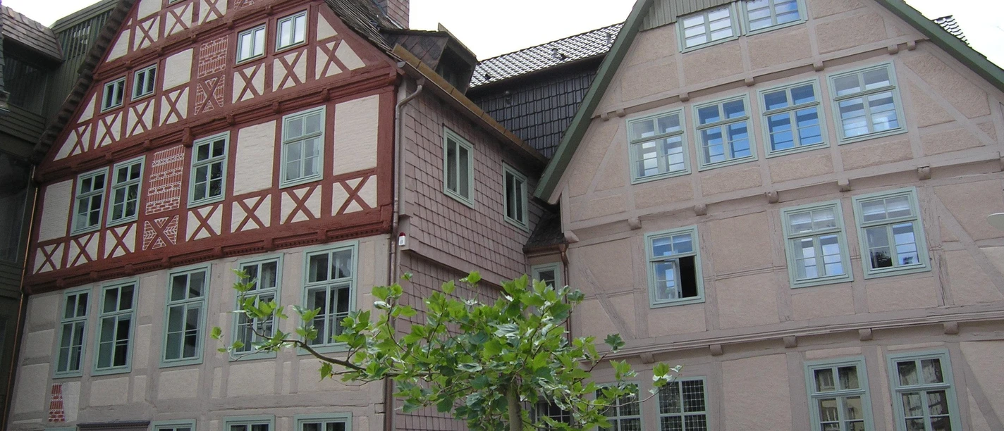 Historische Fachwerkhäuser mit aufwendiger Holzverzierung im Forum Jacob Pins, Bad Pyrmont.