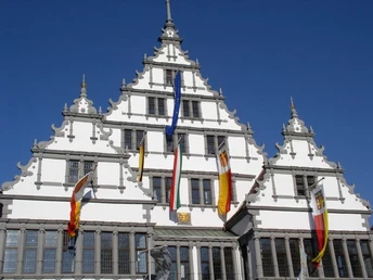 Historisches Rathaus Paderborn Das historische Rathaus Paderborn mit seiner markanten Treppengiebelfassade im strahlenden Sonnenschein.