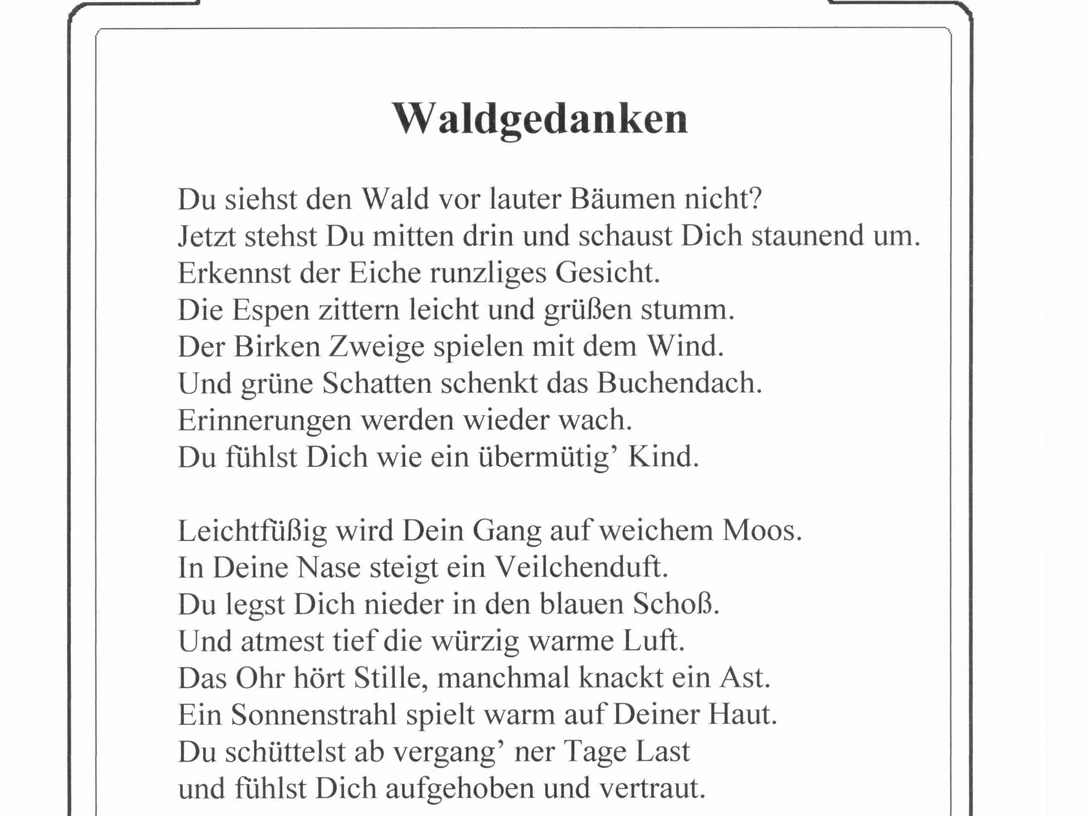 Diese Informationstafel beschreibt poetisch das Naturerlebnis im Wald und gehört zu einem Wanderweg.