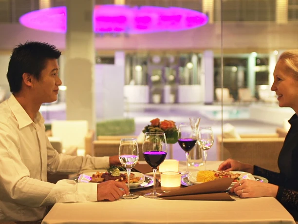 VitaSol Therme: Candlelight-Dinner im Restaurant KochWerk Ein Paar genießt ein Candlelight-Dinner im stilvollen Restaurant KochWerk der VitaSol Therme.