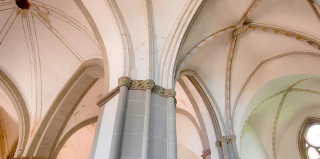 Gewölbte gotische Decken mit verzierten Säulen im Inneren des ehemaligen Dominikanerklosters Warburg.
