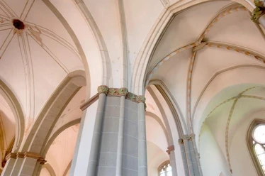 Kirche "Maria im Weinberg", ehemaliges Dominikanerkloster Warburg Gewölbte gotische Decken mit verzierten Säulen im Inneren des ehemaligen Dominikanerklosters Warburg.