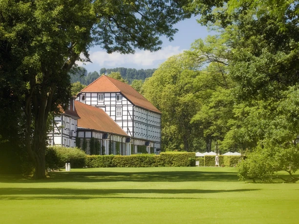 Wiese im Gräflichen Park mit Gebäudeansicht.