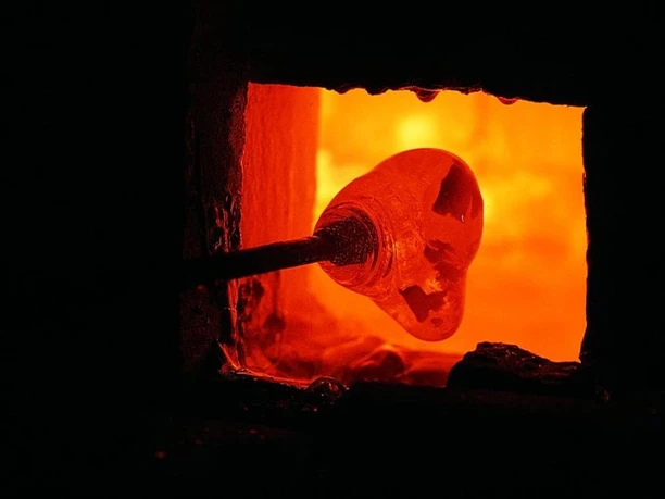 Nahaufnahme vom Glashandwerk.