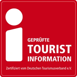 Mediendatei Rotes Tourist-Information-Symbol mit Text "Geprüfte Tourist Information, zertifiziert vom DTV e.V.".
