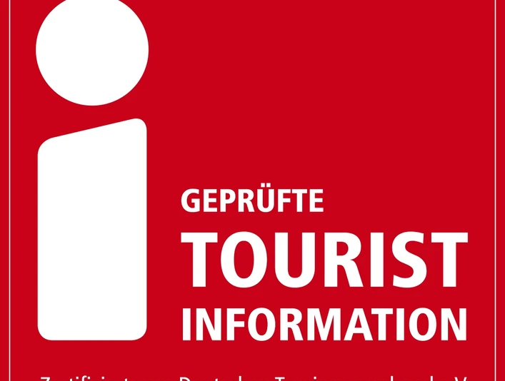 Mediendatei Rotes Tourist-Information-Symbol mit Text "Geprüfte Tourist Information, zertifiziert vom DTV e.V.".