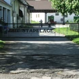 Eingangstor des historischen Gut Stapelage mit dahinterliegenden landwirtschaftlichen Gebäuden.