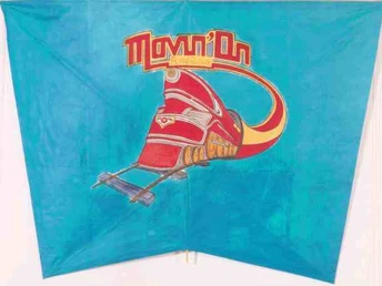 Ein bunt gestalteter Drache auf blauem Hintergrund, verziert mit einem stilisierten roten und gelben Motiv.