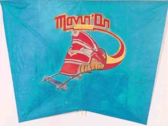 Drachen Ein bunt gestalteter Drache auf blauem Hintergrund, verziert mit einem stilisierten roten und gelben Motiv.