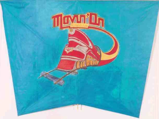 Drachen Ein bunt gestalteter Drache auf blauem Hintergrund, verziert mit einem stilisierten roten und gelben Motiv.