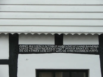Fachwerkhaus Rhienstraße 43 In der Rheinstraße 43 steht ein Fachwerkhaus von 1663, das durch Inschriften an historische Zeiten erinnert.