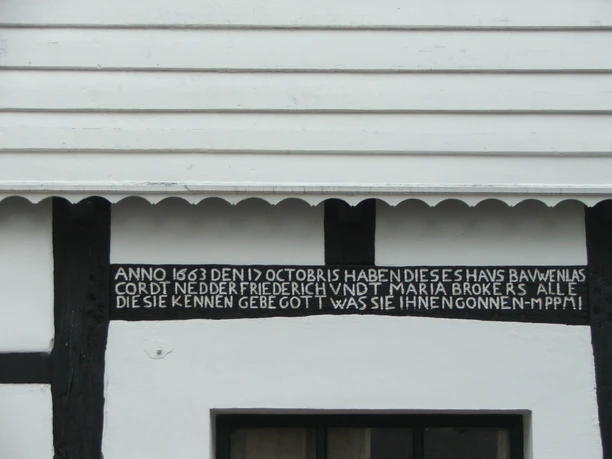 Fachwerkhaus Rhienstraße 43 In der Rheinstraße 43 steht ein Fachwerkhaus von 1663, das durch Inschriften an historische Zeiten erinnert.