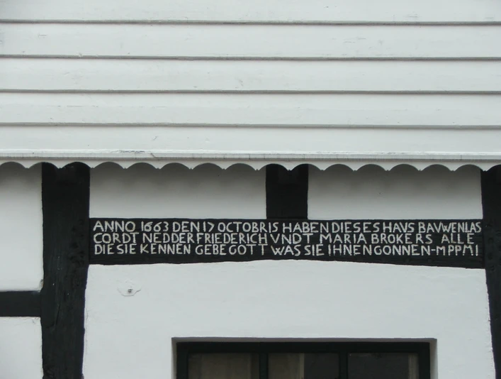 Fachwerkhaus Rhienstraße 43 In der Rheinstraße 43 steht ein Fachwerkhaus von 1663, das durch Inschriften an historische Zeiten erinnert.