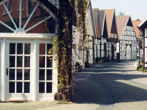 Fachwerkhäuser in der Altstadt Rheda Historische Fachwerkhäuser säumen eine gepflasterte Gasse in der Altstadt von Rheda.