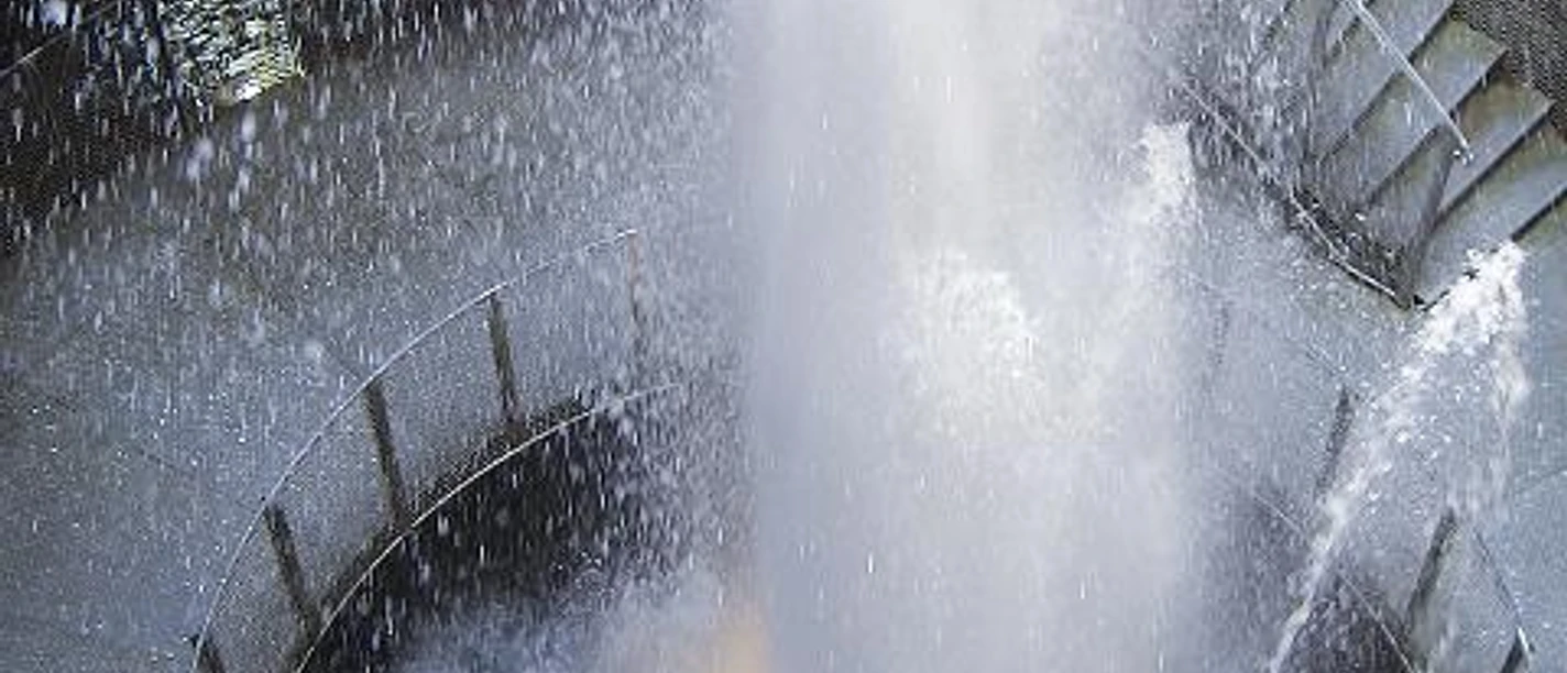 Blick in den Wasserkrater auf dem Gelände der Aqua Magica