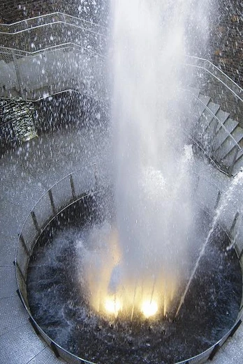 Blick in den Wasserkrater auf dem Gelände der Aqua Magica
