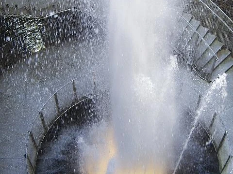 Blick in den Wasserkrater auf dem Gelände der Aqua Magica