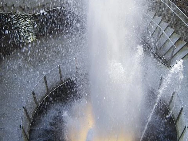 Blick in den Wasserkrater auf dem Gelände der Aqua Magica