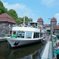 Das Bild zeigt ein Schiff, das aus der Schachtschleuse fährt.