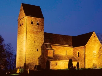 Die beleuchtete St. Kilianskirche erhebt sich strahlend gegen den tiefblauen Nachthimmel.