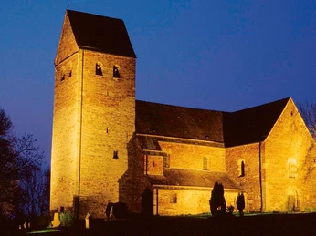 Die beleuchtete St. Kilianskirche erhebt sich strahlend gegen den tiefblauen Nachthimmel.