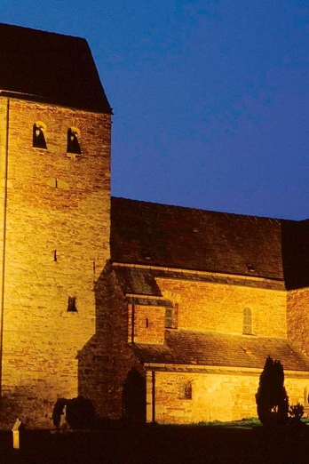 Die beleuchtete St. Kilianskirche erhebt sich strahlend gegen den tiefblauen Nachthimmel.