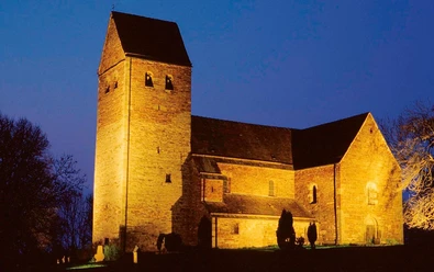 St.Kilianskirche bei Nacht Die beleuchtete St. Kilianskirche erhebt sich strahlend gegen den tiefblauen Nachthimmel.