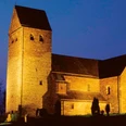 St.Kilianskirche bei Nacht Die beleuchtete St. Kilianskirche erhebt sich strahlend gegen den tiefblauen Nachthimmel.
