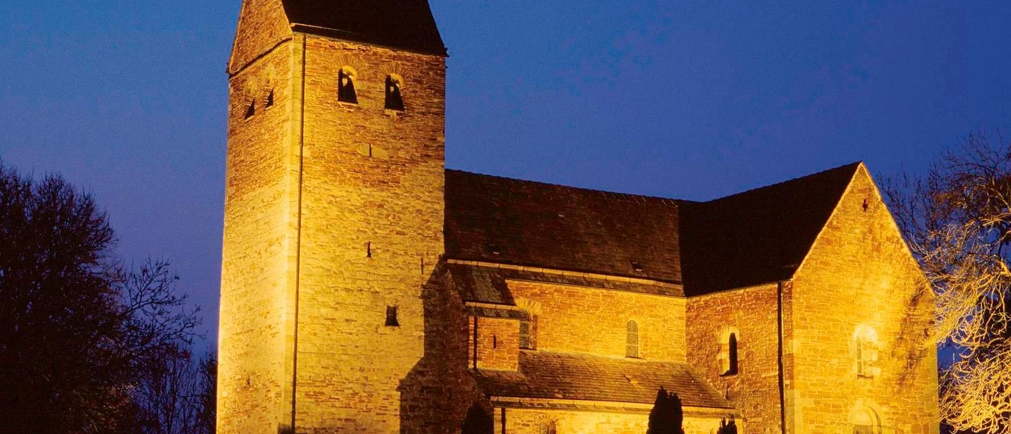 St.Kilianskirche bei Nacht Die beleuchtete St. Kilianskirche erhebt sich strahlend gegen den tiefblauen Nachthimmel.